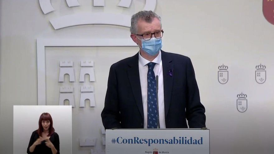 El consejero de Salud de Murcia, Juan José Pedreño, durante la rueda de prensa de este lunes