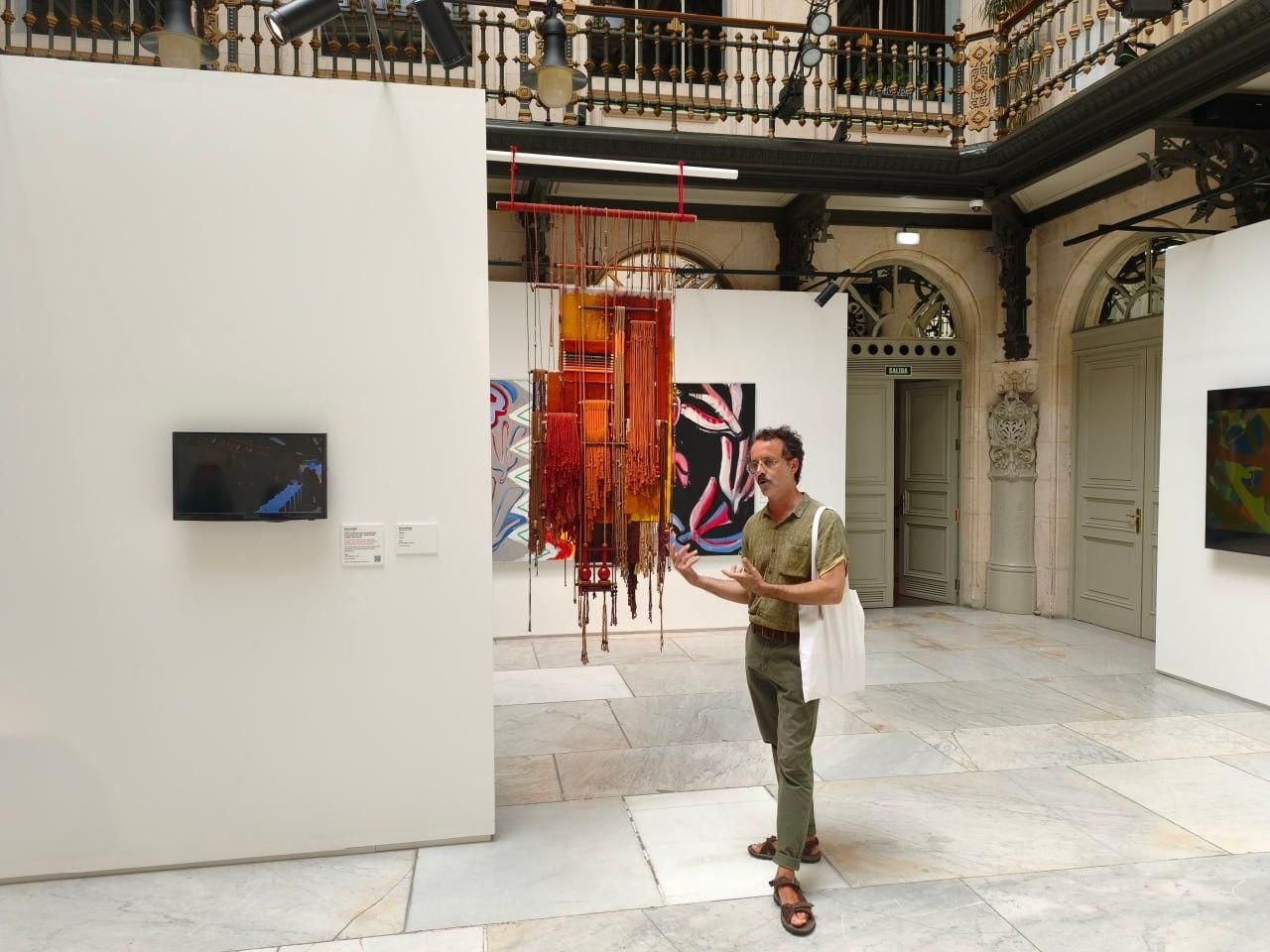 El artista Sixe Paredes explica las características de su obra 'Tierra (caras a y b)'