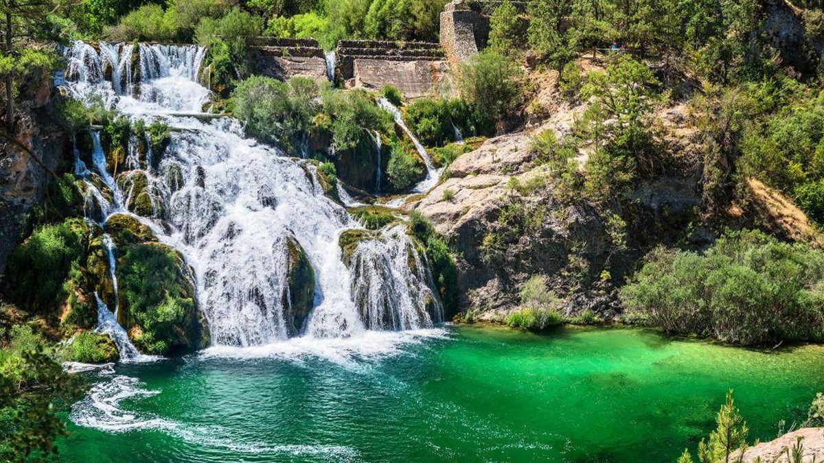 La espectacular cascada de 20 metros de altura ubicada en Guadalajara a la que se llega a través de una ruta sencilla