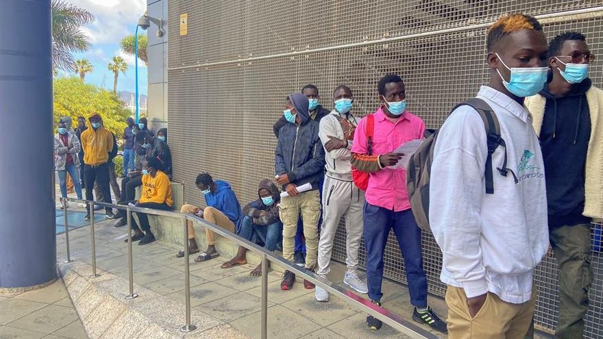Cola de migrantes que intentan tramitar la petición de asilo en Gran Canaria para evitar la deportación