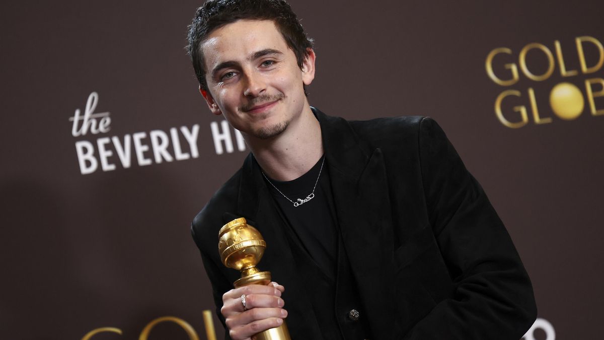 Timothée Chalamet posa con su Globo de Oro por 'Marty Supreme'