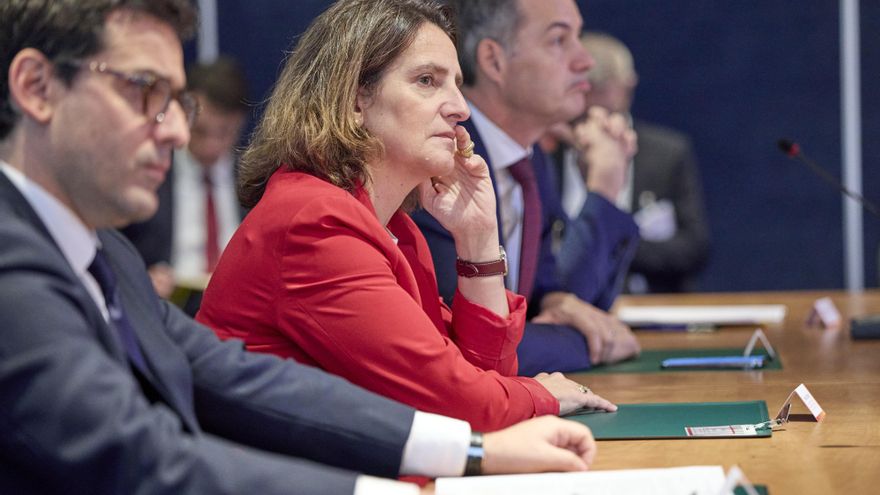 Teresa Ribera: "The European Commission is not considering delaying the ban on the sale of diesel and gasoline cars"