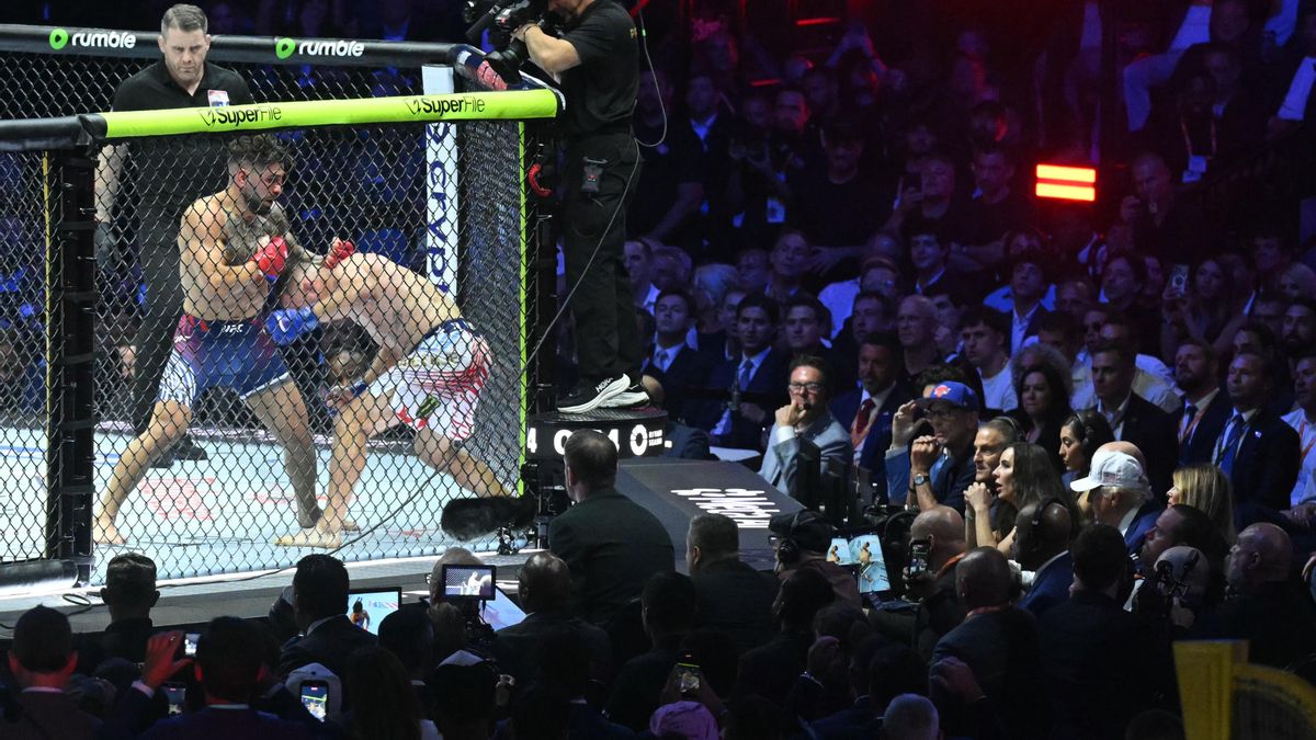 El presidente de los Estados Unidos, Donald Trump (derecha), observa el combate por el título de peso ligero entre el hispanogeorgiano Ilia Topuria y el estadounidense Justin Gaethje durante el UFC Freedom 250, celebrado en el Jardín Sur de la Casa Blanca el 15 de junio de 2026 en Washington, DC.