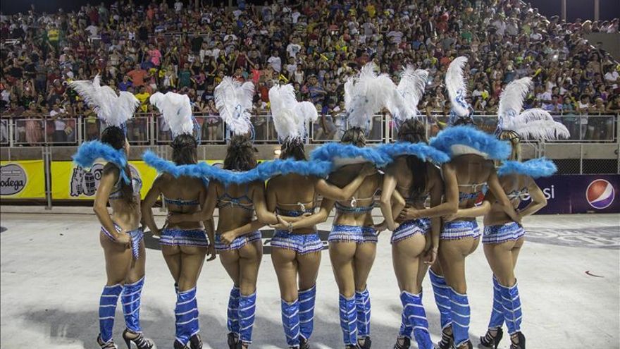 Arranca el mayor carnaval de Paraguay con poca ropa y mucha alegría