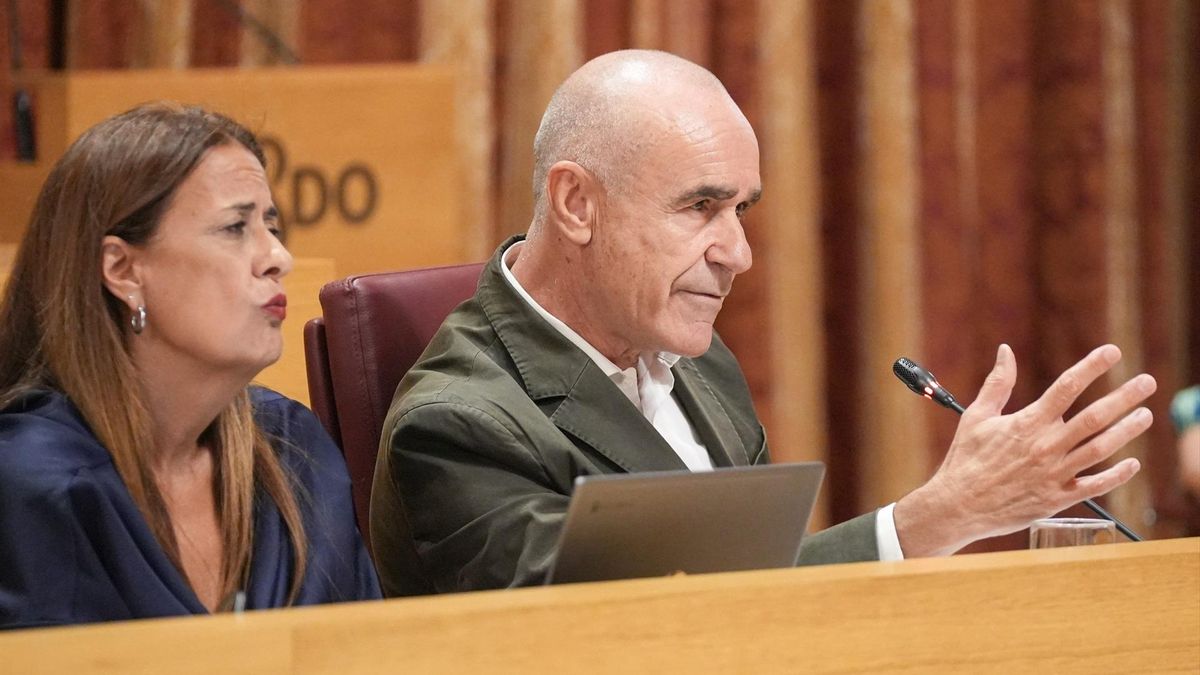Antonio Muñoz junto a la portavoz adjunta del PSOE, Sonia Gaya.