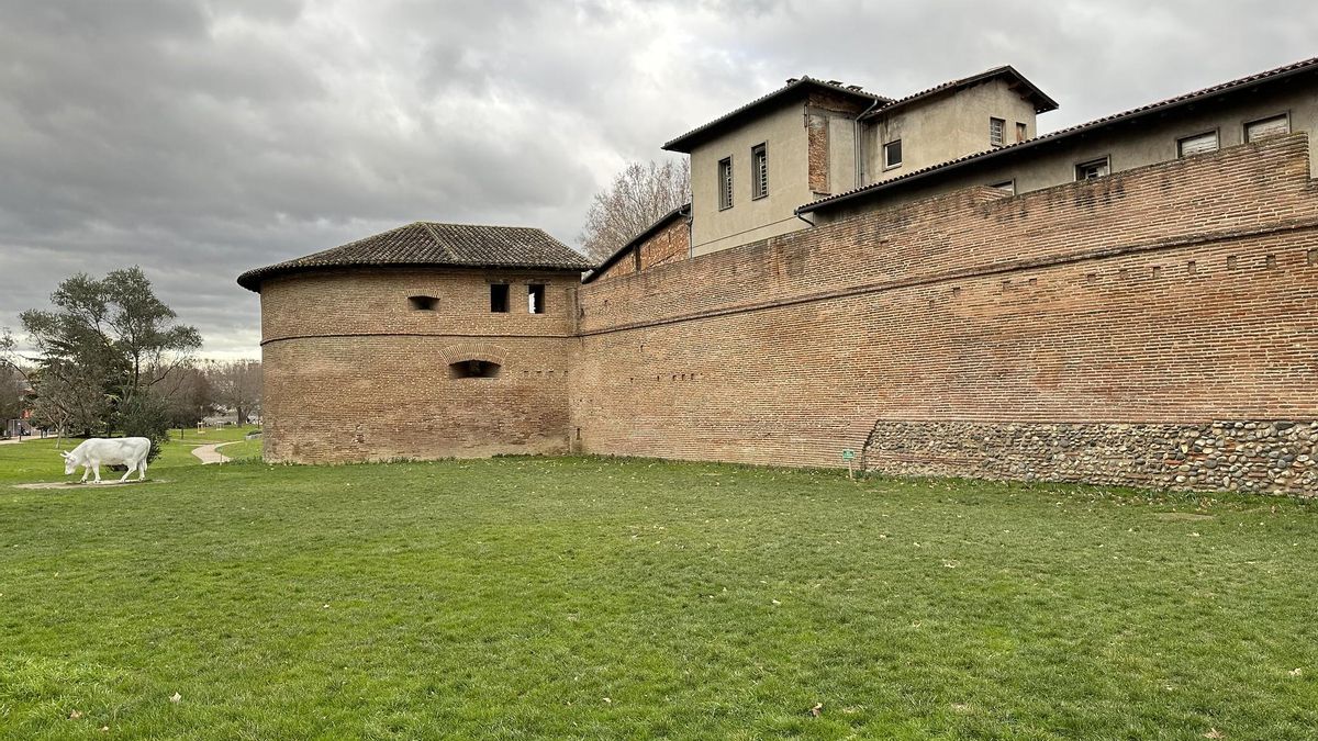 Murallas medievales. Estas se han conservado mejor en la orilla occidental del Garona.