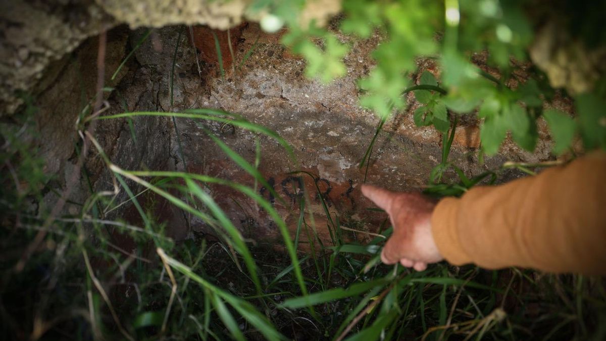 El dueño de la finca señala la fecha de construcción del depósito, la cifra no se ve con claridad, pero él afirma que fue en el 39.