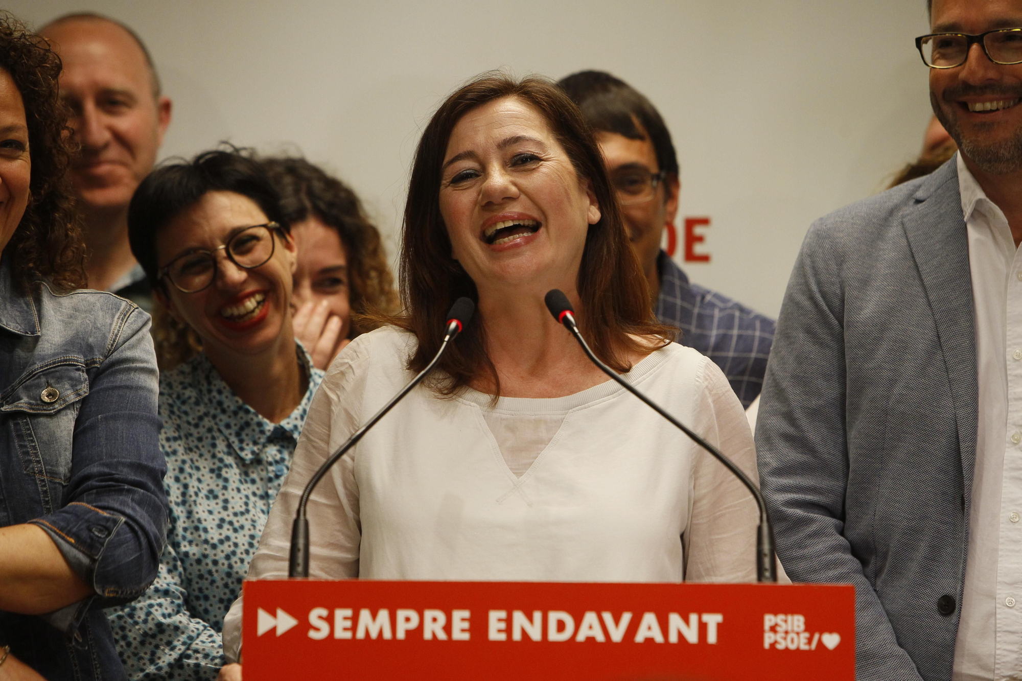 La candidata del PSIB a la Presidencia de Baleares, Francina Armengol, en declaraciones ante los medios de comunicación tras conocerse los resultados electorales del 26M.