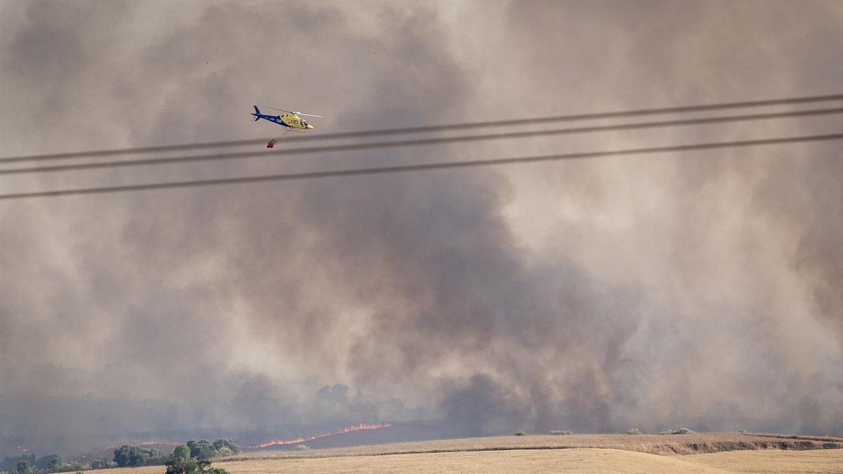 Un incendio en Méntrida activa a la UME, obliga a confinar una urbanización en Toledo y cubre Madrid con humo