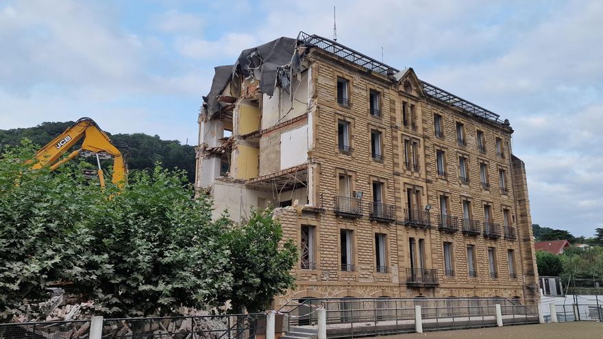 Otro edificio histórico que pierde Donostia: derriban en plena Semana Grande el pabellón del colegio Jesuitas