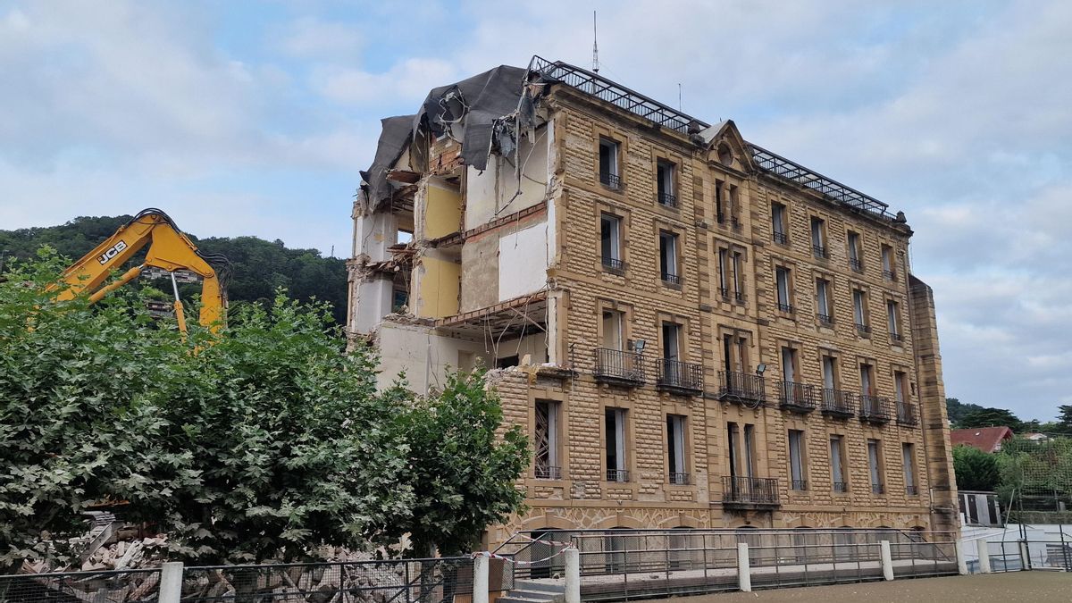 Otro edificio histórico que pierde Donostia: derriban en plena Semana Grande el pabellón del colegio Jesuitas