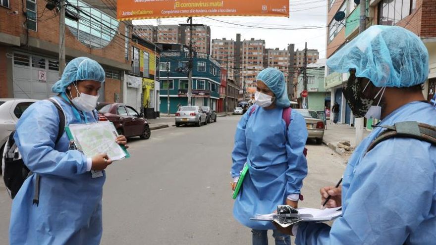 Un grupo de funcionarios de la Secretaría de Salud recorre el sector de Puente Aranda en Bogotá (Colombia).