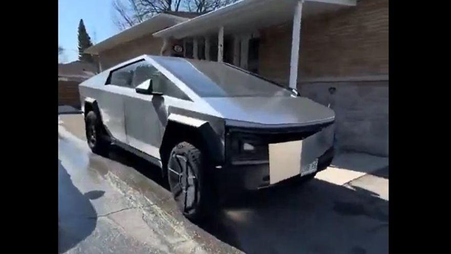 Más problemas para el Cybertruck de Musk: Tesla los llama otra vez a revisión por la caída de sus paneles de acero