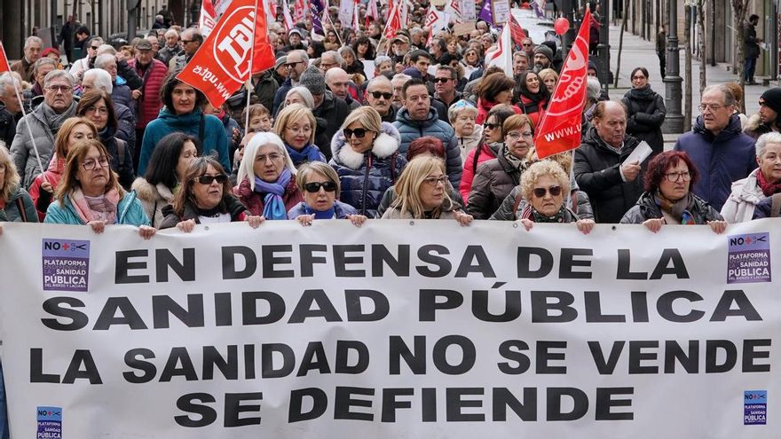 Masiva manifestación en Valladolid por la defensa de la sanidad de Castilla y León: "La enfermedad no espera"