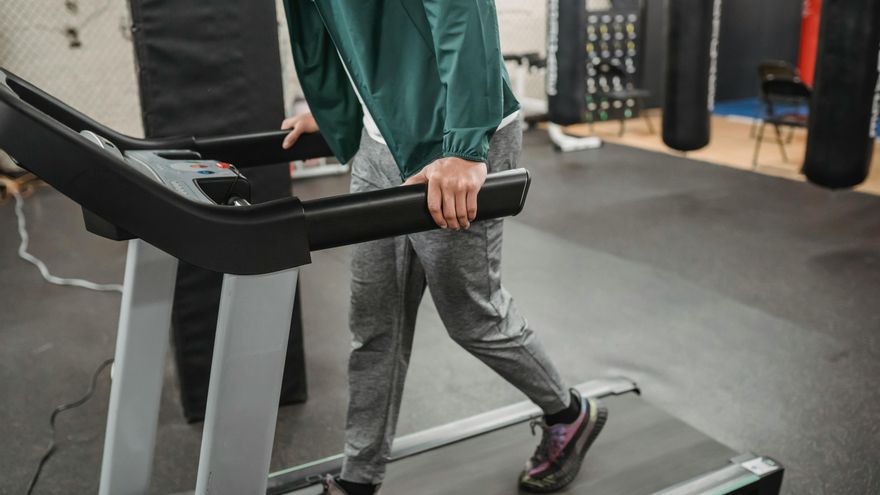 El entrenador Sergio González analiza los beneficios de caminar hacia atrás: "Está justificado por los músculos que activa"