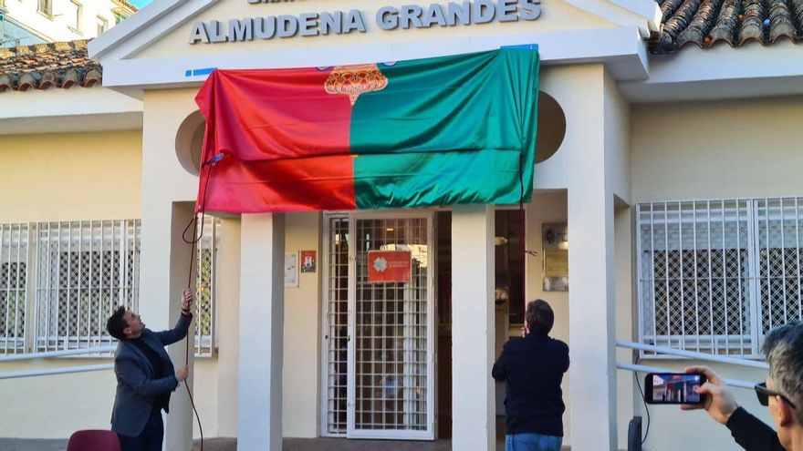 Los vecinos del barrio granadino del Zaidín homenajean a Almudena Grandes poniéndole su nombre a su biblioteca