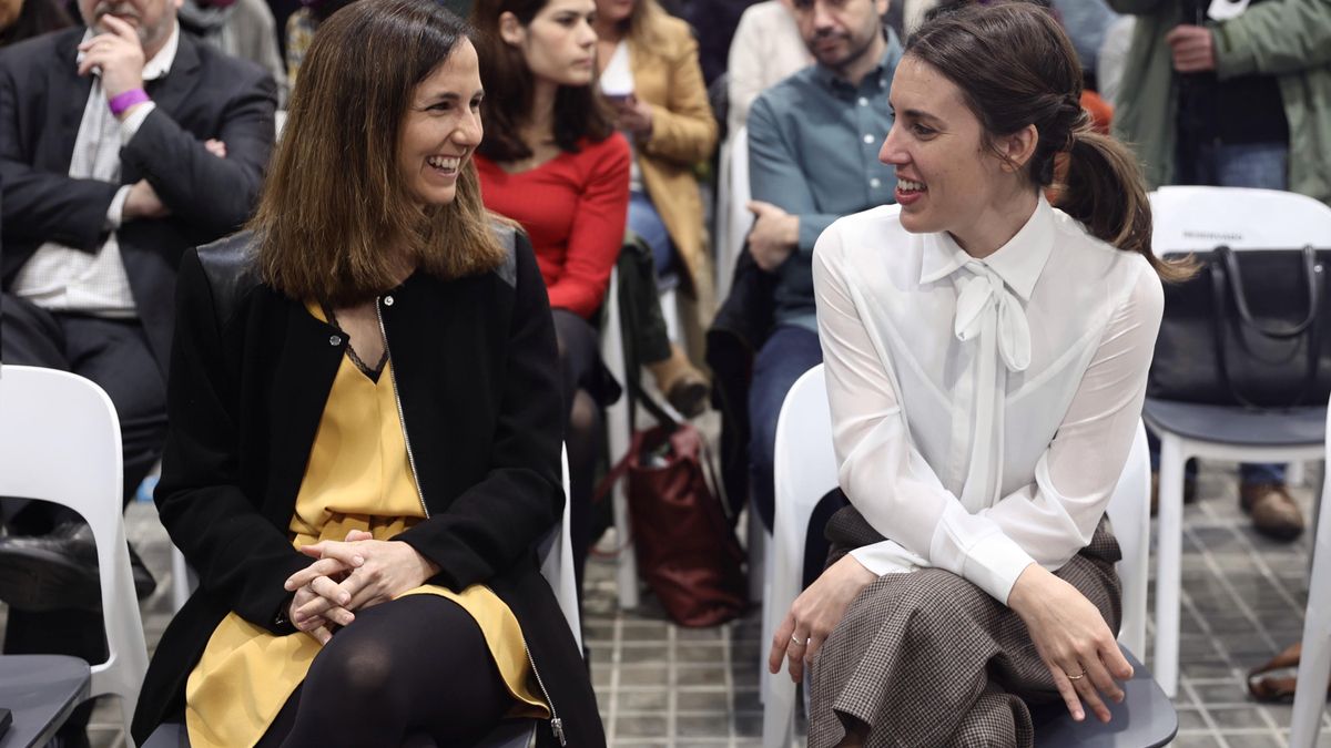 La secretaria general de Podemos y ministra de Derechos Sociales, Ione Belarra (i) y la ministra de Igualdad, Irene Montero (d), participan en la 'Conferencia europea por la Paz', en el Espacio Rastro Madrid, a 22 de abril de 2022, en Madrid (España).