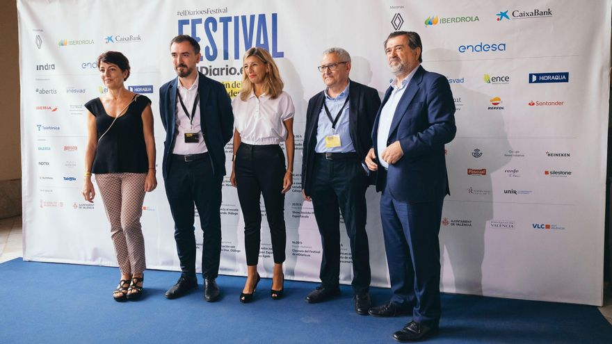 Rosalía Lloret, Ignacio Escolar, Yolanda Díaz, Adolf Beltran y Arsenio Escolar.