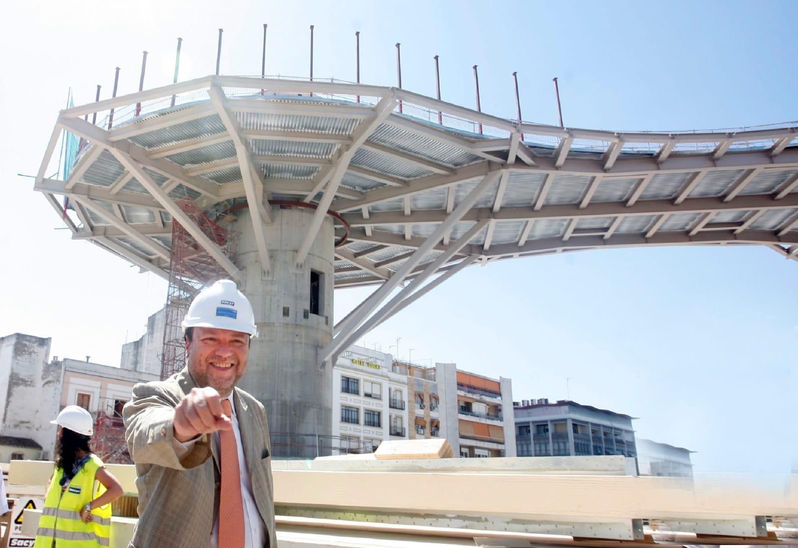 Monteseirín, durante la construcción de las Setas de la Encarnación.