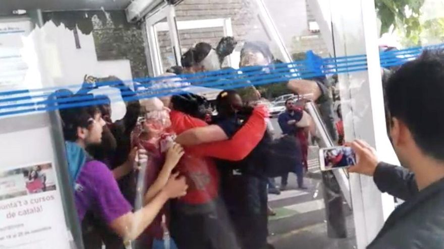 La Abogacía del Estado pide tres años de cárcel en el primer juicio a un votante detenido el 1-O