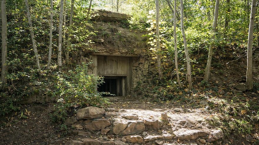 Naturaleza e historia militar: un paseo por el Pirineo aragonés para descubrir búnkeres de la posguerra española