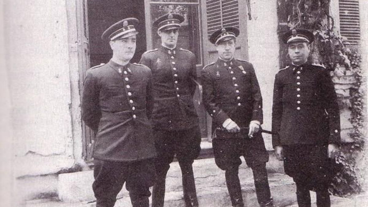 El capitán Manuel Tarazona Anaya (segundo por la derecha)