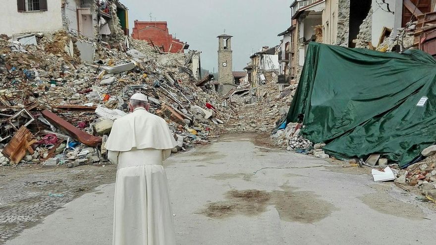 Imagen de archivo de 2016 del papa Francisco visitando la "zona cero" del terremoto en Amatrice, Italia.