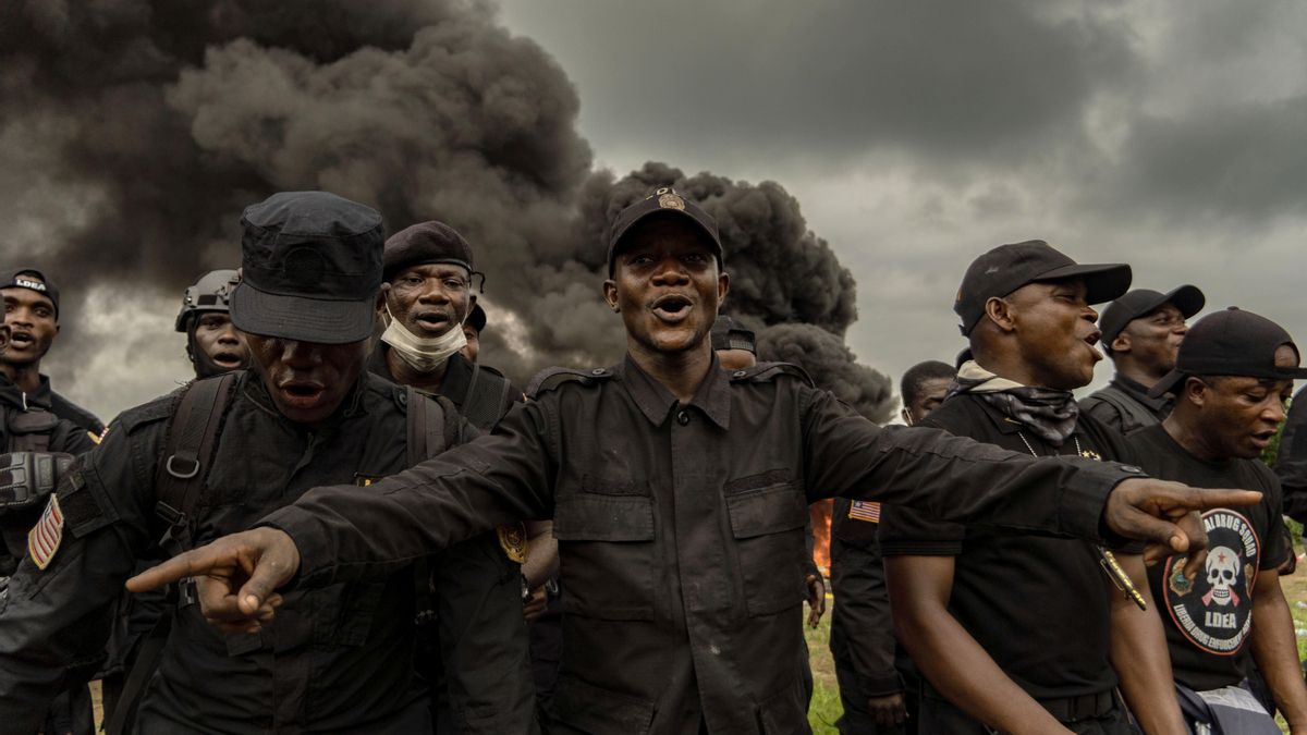 Policías y miembros de la Agencia de Lucha contra las Drogas de Liberia (LDEA) proceden a la destrucción de cocaína incautada, el 30 de julio de 2026.