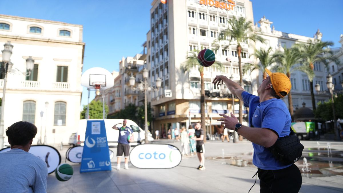 El Cajasol Coto Córdoba CB lleva el baloncesto a la Plaza de las Tendillas