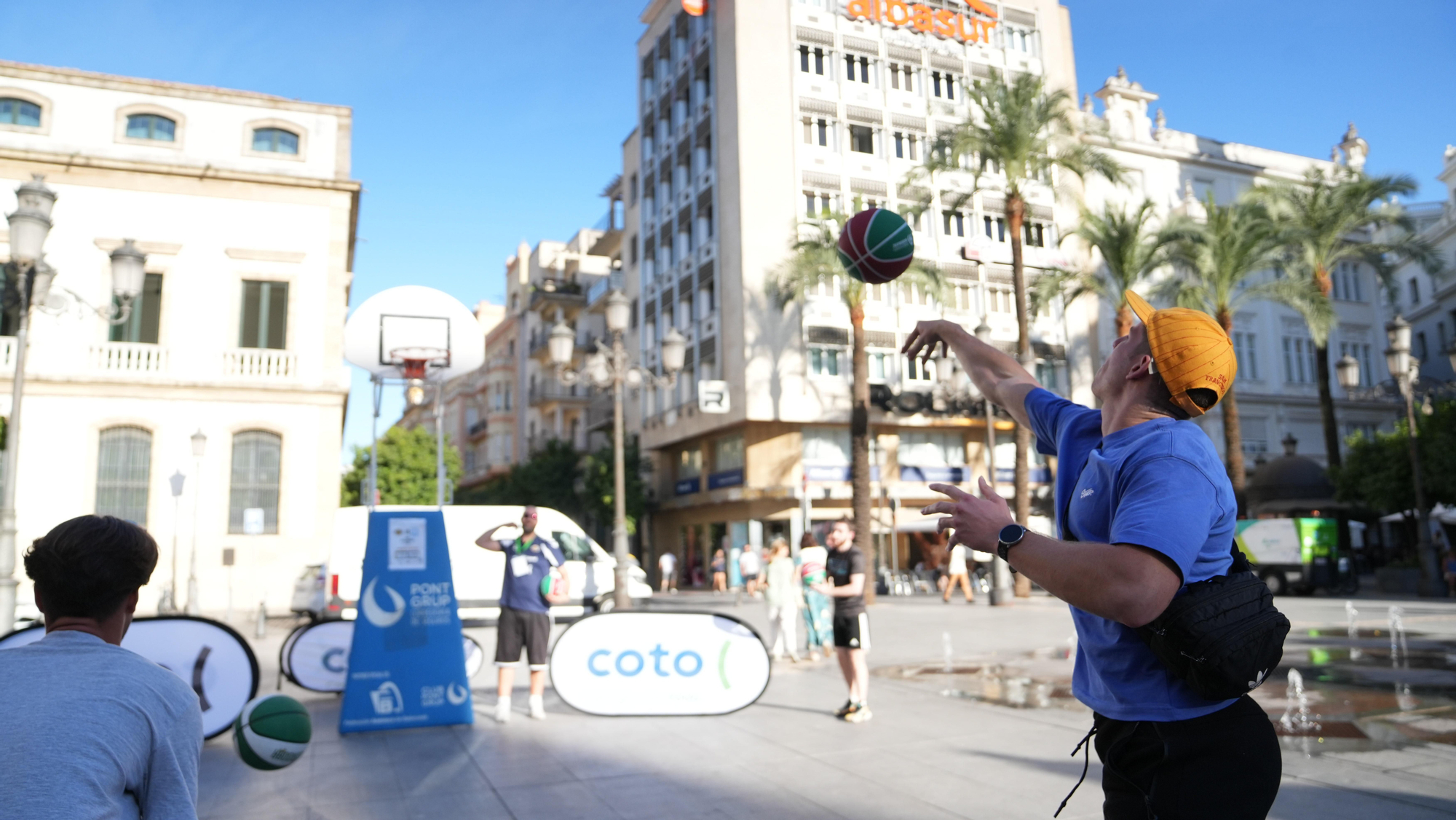 El Cajasol Coto Córdoba CB lleva el baloncesto a la Plaza de las Tendillas