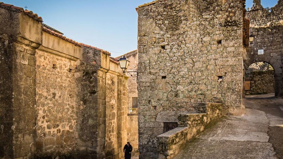 Las viviendas de la villa se levantan directamente sobre el granito, con escaleras talladas en la roca que conducen hacia la fortaleza