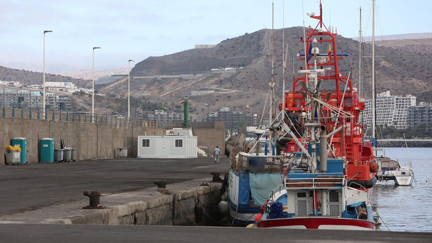 Un barco de Salvamento Marítimo junto al módulo para migrantes instalado en el puerto de Arguineguín