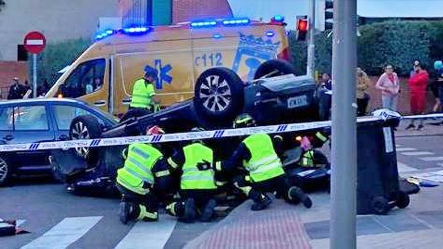 Un conductor vuelca su coche junto a un colegio de Tetuán cuando entraba el alumnado