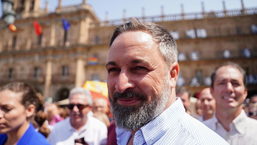 El presidente de VOX, Santiago Abascal, a su llegada a un mitin en la plaza mayor de Salamanca.