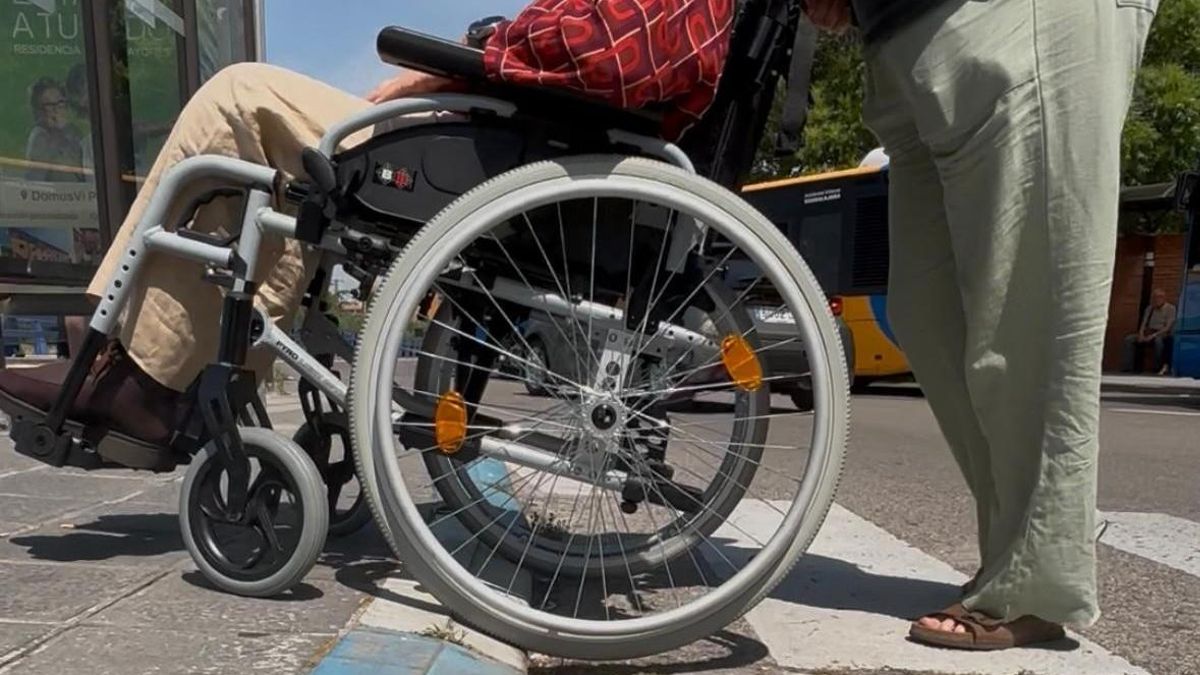 Una persona en silla de ruedas en el entorno del Hospital de Guadalajara
