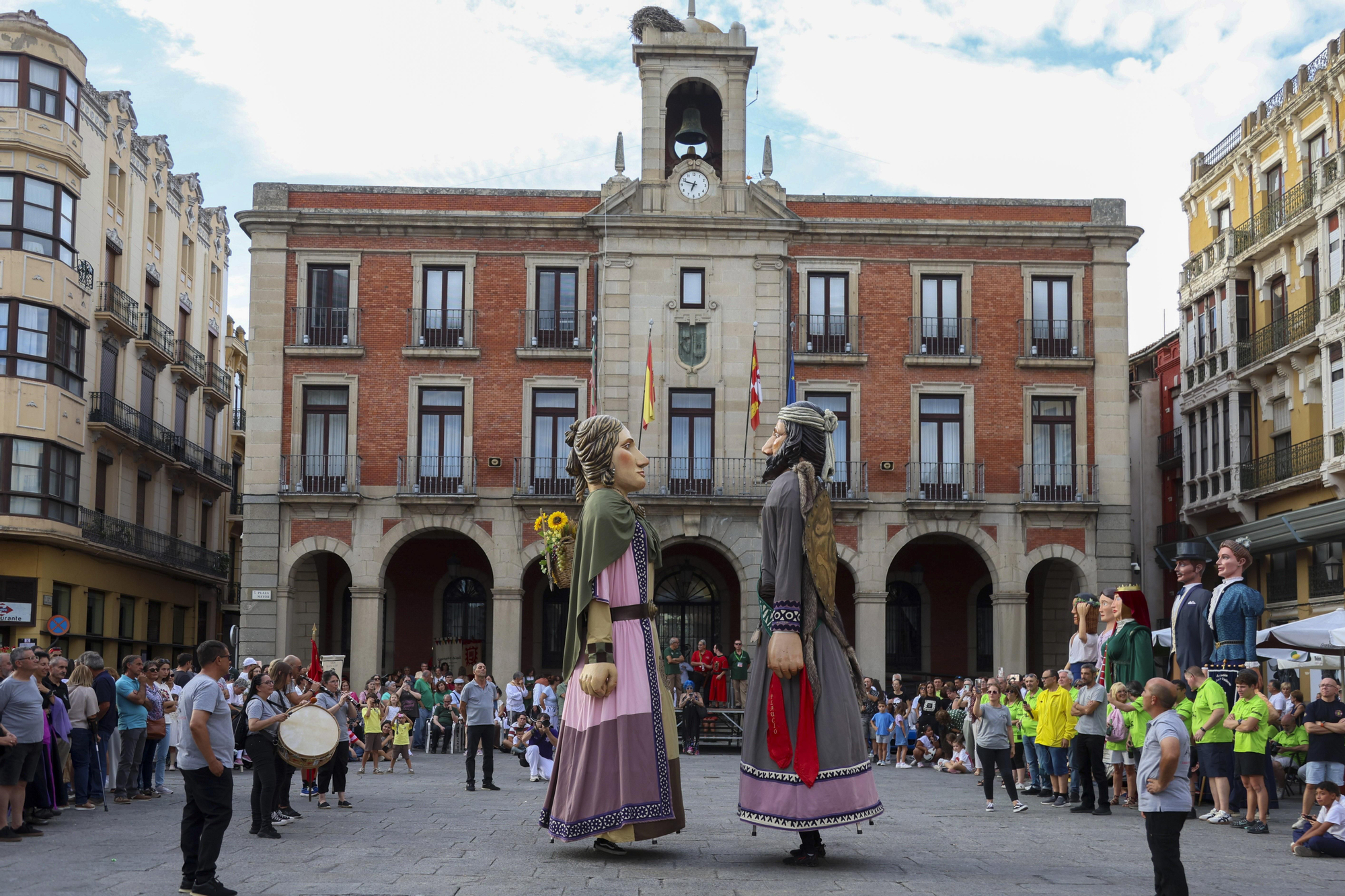 Gigantes y cabezudos en el multitudinario encuentro de la ciudad de Zamora.