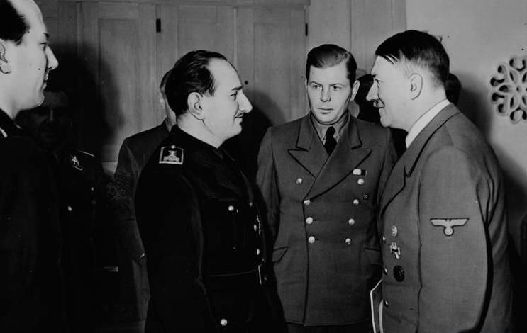 El ministro Arrese es recibido por Hitler en su refugio de Los Alpes bávaros el 21 de enero de 1943. Germanófilo convencido, pretendía instrumentalizar la entrega de los niños de la guerra como parte de su propaganda pronazi y anticomunista, pero el barco que les traía de Finlandia vía Estocolmo llegó tarde por una avería y ya había abandonado Alemania (https://es.wikipedia.org/wiki/Archivo:AresHit1943.jpg).