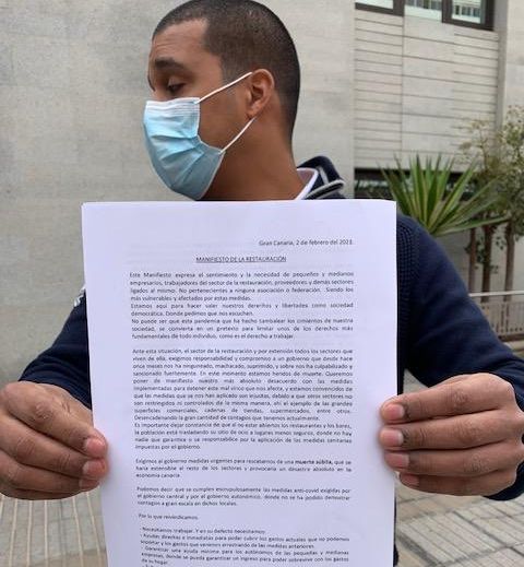 Daniel Sánchez, con el manifiesto