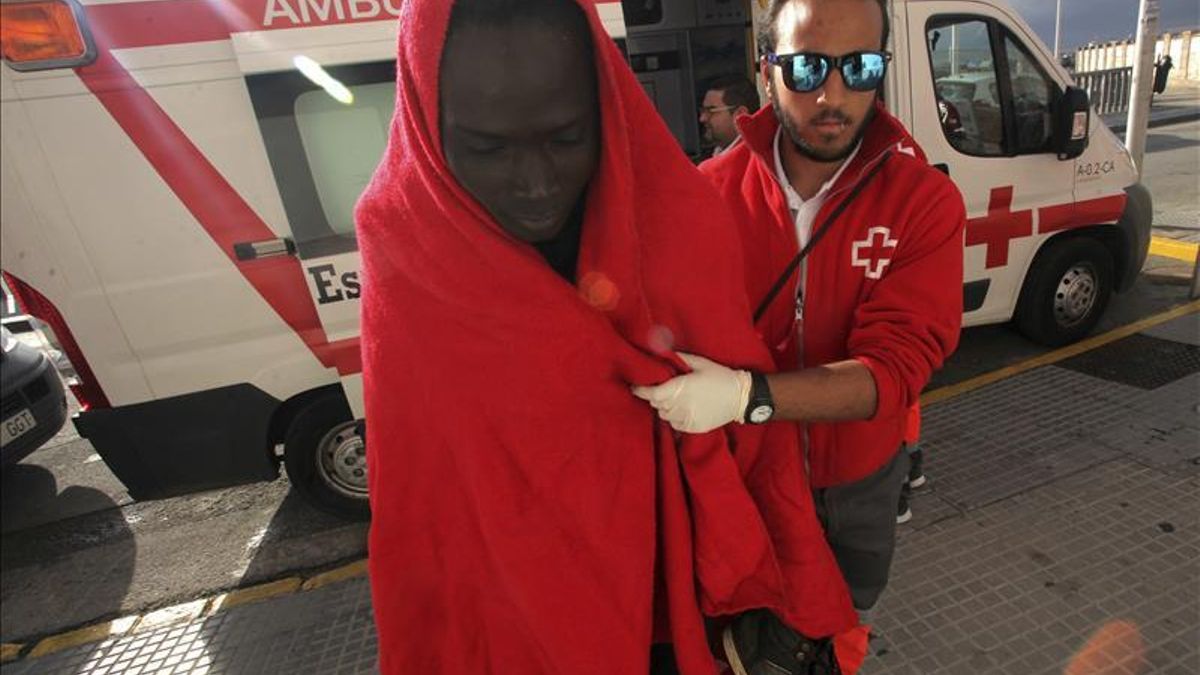 Interceptada una patera con seis inmigrantes frente a las costas de Granada/ EFE