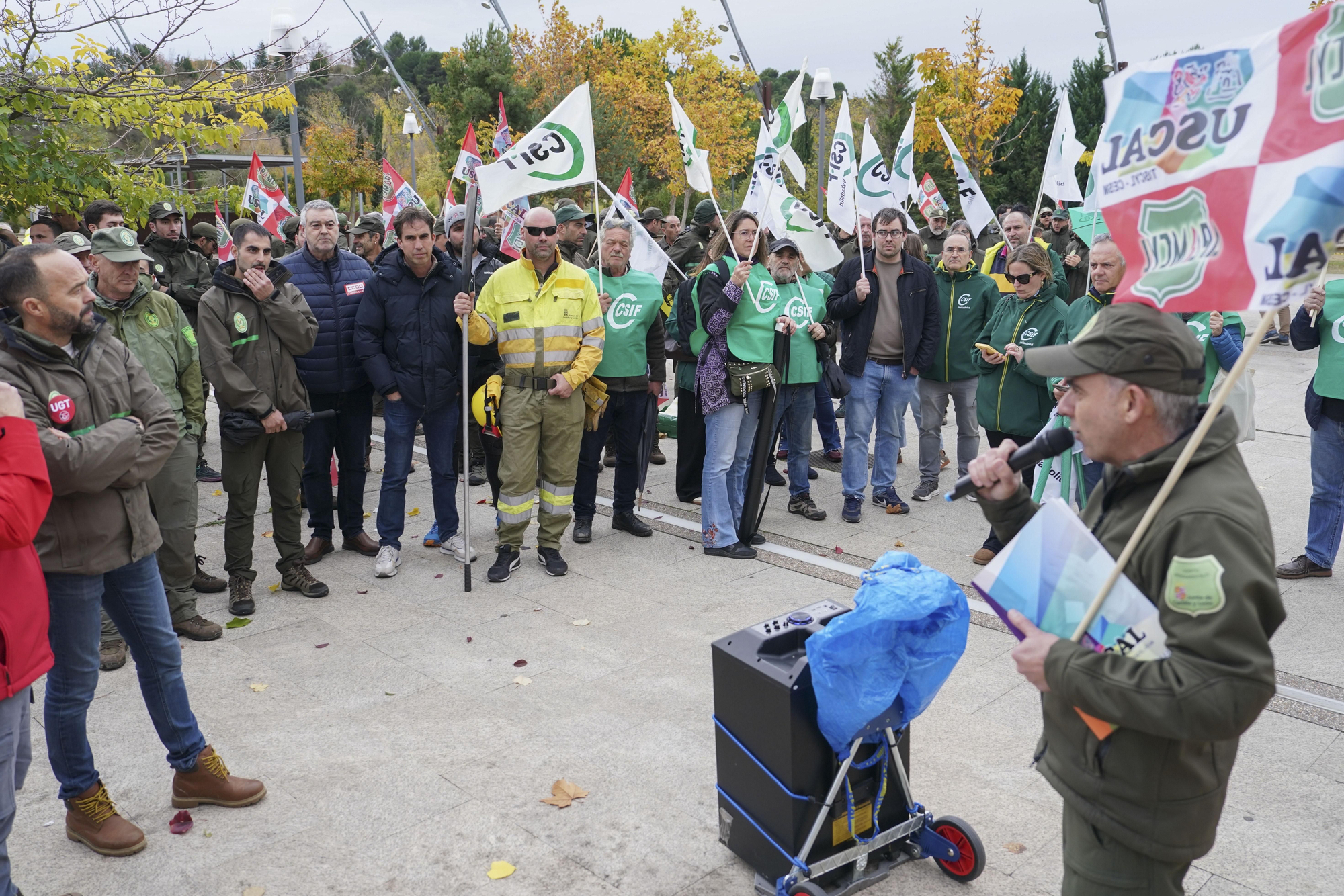 Protesta sindical en las Cortes para exigir mejoras urgentes en el operativo de incendios y la dimisión de Suárez-Quiñones.