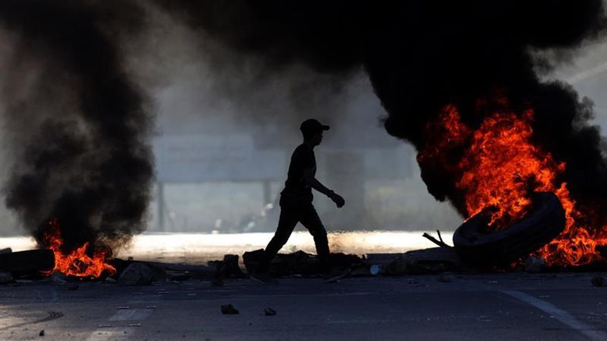 Menor palestino muere por el fuego israelí en las protestas de Gaza junto a Israel