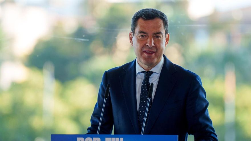 El presidente del PP-A y de la Junta de Andalucía, Juanma Moreno, interviene en un acto público de precampaña sobre vivienda celebrado en Sevilla. A 21 de octubre de 2026. (Foto de archivo).