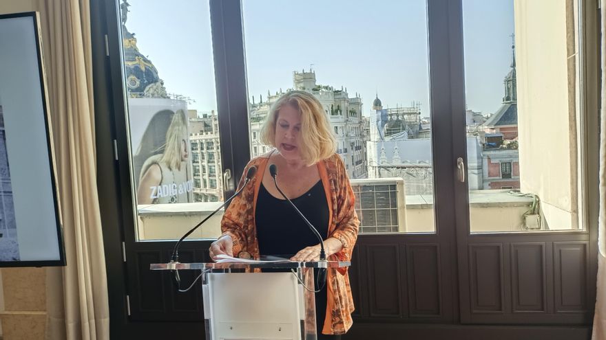 La actriz y directora Amparo Climent lee el manifiesto por la memoria de Jean Laurent en la Sala de Juntas del Círculo de Bellas Artes.