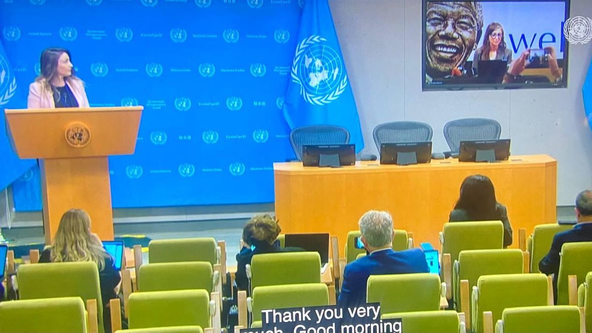 Rueda de prensa de la relatora de la ONU, Francesca Albanese, tras la presentación de su informe. Imagen de la sede la ONU en Nueva York y, por videoconferencia, en pantalla, la relatora desde Sudáfrica