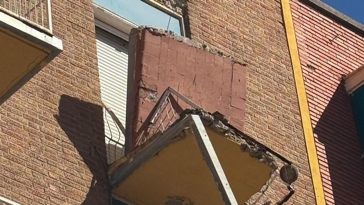 El voladizo del cuarto piso de un edificio situado en la calle Pablo Morillo de Zamora