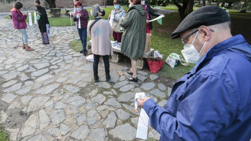 Campillo / ICAL . La Plataforma contra la violencia machista de León conmemora 15 años y 500 Lunes Sin Sol con las quedadas ‘Tiramos del hilo’ que se inician con una actividad de artesanía colectiva