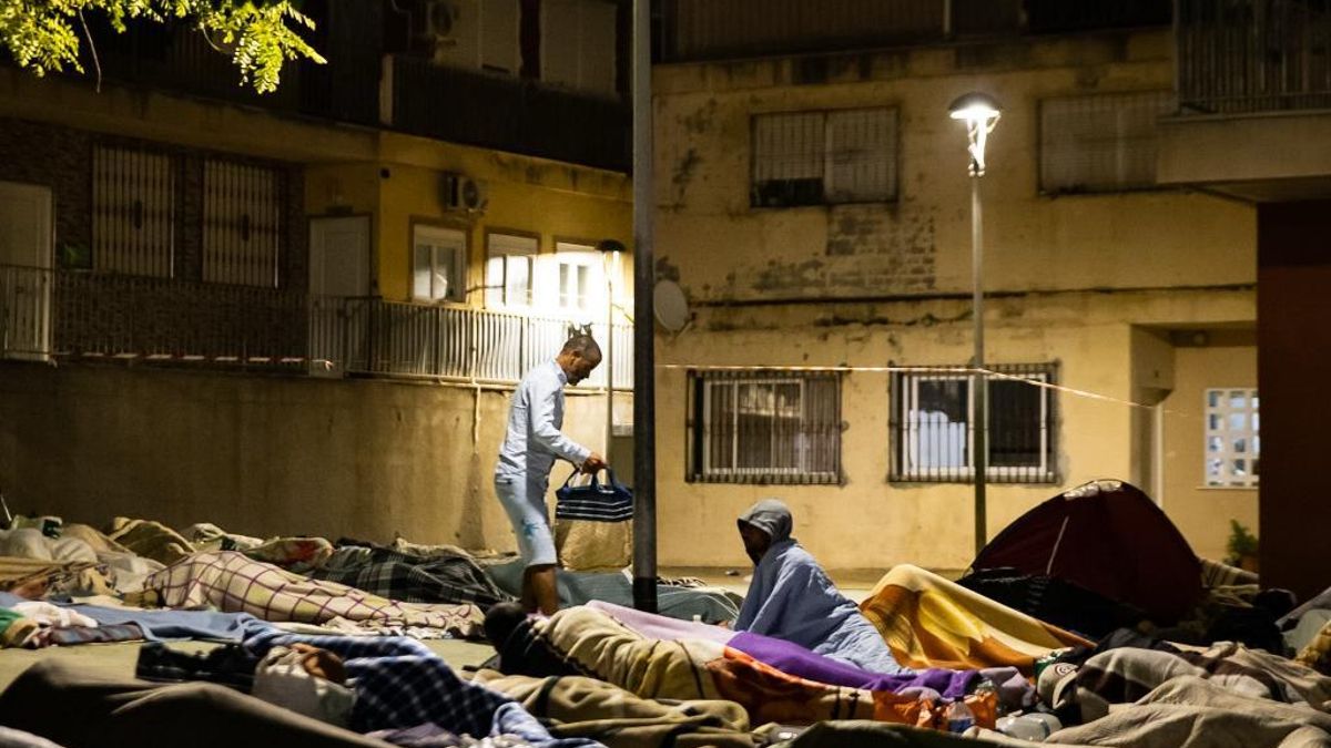 Algunos migrantes empiezana  recoger sus cosas ante el despliegue policial este domimgo en Loma Colmenar (Ceuta)