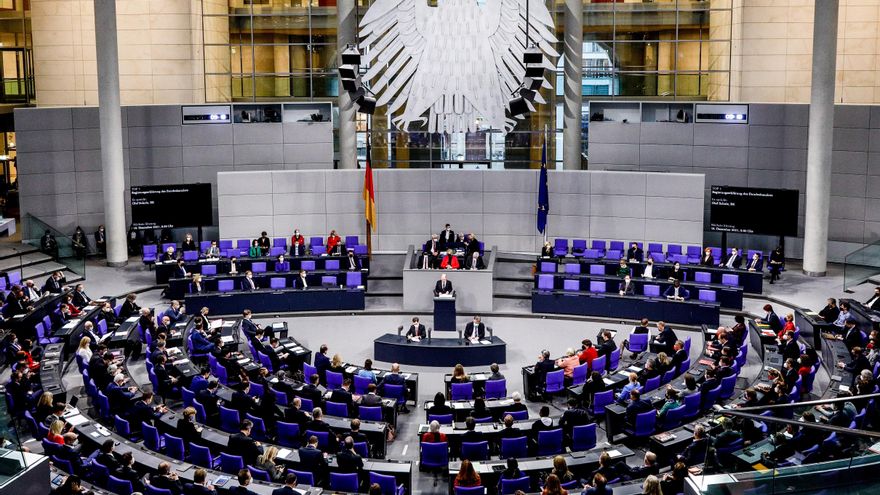 El canciller alemán, Olaf Scholz, en su primera declaración de Gobierno ante el Bundestag (cámara baja), este miércoles. EFE/EPA/FILIP SINGER