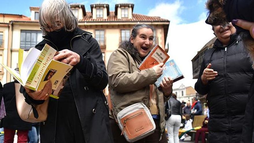 Ilusión incontenible de algunos vecinos de Astorga al encontrar un libro de su gusto.
