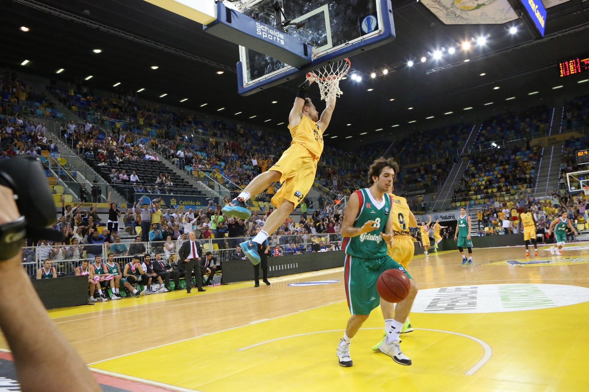 El Alero del Herblife Gran Canaria, Brad Newley, ejecutando la última anotación del partido con un mate.